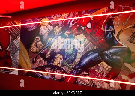 Ternopil, Ukraine- Mars, 2023: Affiche des super héros Marvel dans la salle de jeu rouge. Banque D'Images