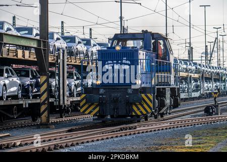 Train de voiture, train de marchandises en route vers le terminal de voiture dans le port maritime de Bremerhaven, nouvelles voitures allemandes pour l'exportation outre-mer, Bremerhaven, Brême, Allemagne Banque D'Images