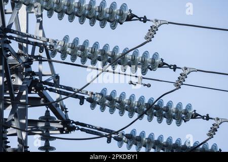 Les détails de la ligne électrique aérienne sont sous le ciel bleu le jour. Isolants et fils haute tension Banque D'Images