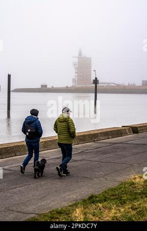 Épais brouillard en hiver, surplombe l'embouchure de l'Elbe dans la mer du Nord, tour radar de l'autorité maritime et maritime (WSA) Cuxhaven, à l'Alte Banque D'Images