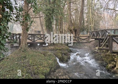 Peručac, Bajina Bašta, Serbie – février 2023 : la rivière Vrelo avec moins de 400 m serait la plus courte d'Europe Banque D'Images