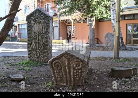 Zvorrnik, Bosnie-Herzégovine – février 2023 : pierres tombales médiévales en face de la bibliothèque. Banque D'Images
