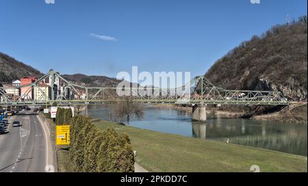 Zvorrnik, Bosnie-Herzégovine – février 2023 : Zvornik, rivière Drina et vieux pont la nuit Banque D'Images