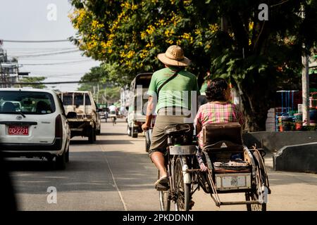 Yangon, Myanmar. 07th avril 2023. Un passager se déplace sur un trishaw dans la rue près de Yangon. Sur 1 février 2021, le gouvernement militaire de la junte (Tatmadaw) a pris le pouvoir par le coup d'État, en emprisonnant le gouvernement démocratiquement élu de la NLD (Ligue nationale pour la démocratie) et en plongeant le pays dans une crise humanitaire en cours, décrite par beaucoup comme une guerre civile ou un soulèvement populaire. (Photo par Matt Hunt/SOPA Images/Sipa USA) crédit: SIPA USA/Alay Live News Banque D'Images