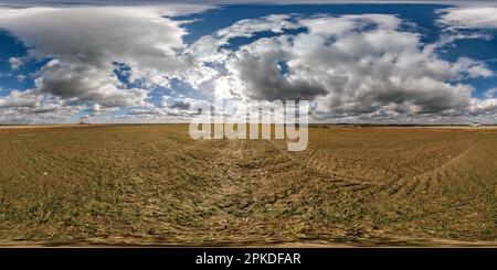 panorama sphérique 360 hdri parmi le champ agricole avec des nuages sur le ciel bleu en projection équirectangulaire sans couture, utilisé comme remplacement de ciel dans les panora de drone Banque D'Images