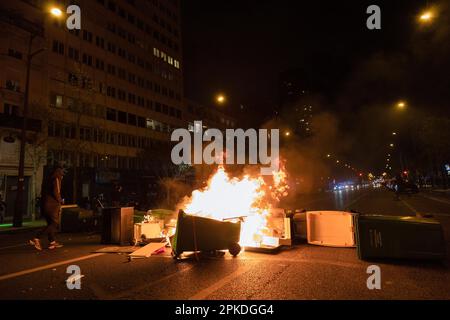 Paris, France. 06th avril 2023. Les manifestants voient les poubelles enflammées comme un blocus routier dans le centre de Paris. Les manifestants ont persisté et ont provoqué des émeutes après la plus grande grève générale jamais organisée en France alors que le président Macron a mis en œuvre son plan de réforme des retraites sans vote du Parlement pour faire passer l'âge de la retraite de 62 à 64 ans. Crédit : SOPA Images Limited/Alamy Live News Banque D'Images