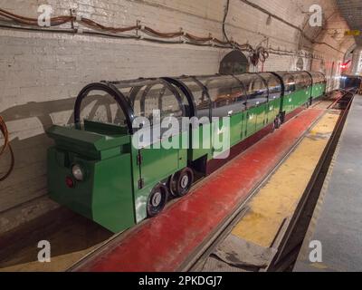 Un des trains touristiques adaptés sur Mail Rail, l'ancien système de chemin de fer de poste sous les rues du centre de Londres, Royaume-Uni. Banque D'Images