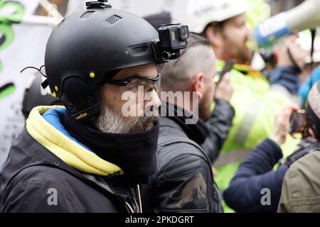 Paris, France. 6th avril 2023. Jérôme Rodrigues assiste au onzième jour de protestation contre la réforme des retraites et l'arrivée progressive de la retraite à 64 ans Banque D'Images