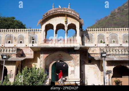 Entrée et extérieur du temple Shri Chaturbhuj, Purana Ghat, Thikana Galta Ji, Jaipur, Rajasthan, Inde Banque D'Images