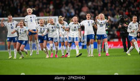 06 avril 2023 - Angleterre contre Brésil - Finalissima féminin - Stade Wembley Rachel Daly et Keira Walsh célèbrent l'Angleterre en remportant le Finalissima féminin de l'UEFA 2023 à Wembley alors qu'ils battent le Brésil 4-2 sur des sanctions. Image : Mark pain / Alamy Live News Banque D'Images