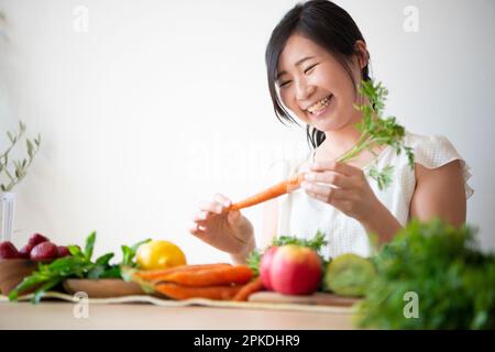 Femme choisissant des ingrédients pour un smoothie Banque D'Images