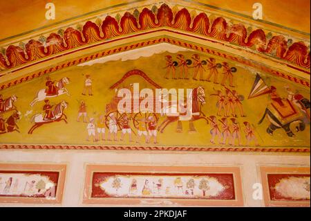 Plafond coloré de petit chhatri près de Zanana Kund (Ladies Pool), situé dans les locaux de Galtaji Mandir, Jaipur, Rajasthan, Inde Banque D'Images