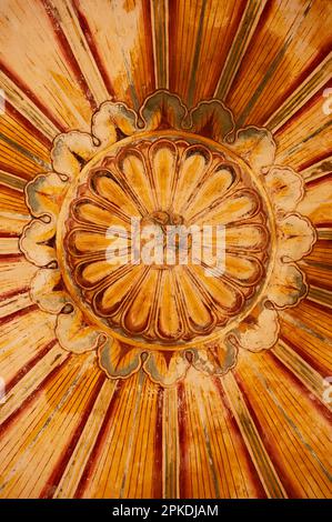 Plafond coloré de petit chhatri près de Zanana Kund (Ladies Pool), situé dans les locaux de Galtaji Mandir, Jaipur, Rajasthan, Inde Banque D'Images