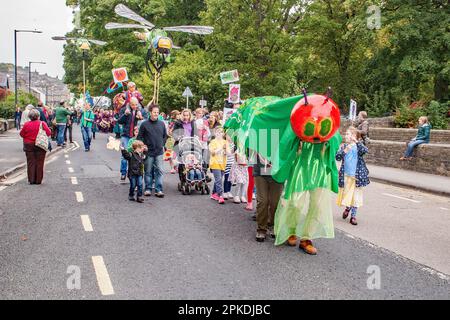 Le géant de la chenille fait la course dans les rues de la ville marchande de Skipton---Puppet Festival 2015. Banque D'Images