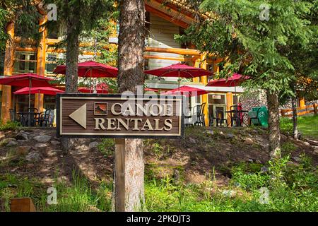 Panneau de location de canoës près de Lake Louise au Canada Banque D'Images