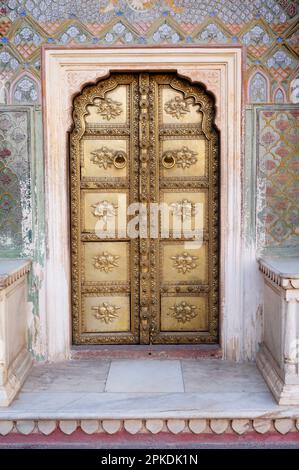 La porte de Lotus du Sud-est à Pritam Niwas Chowk, c'est la cour intérieure, qui donne accès à la Chandra Mahal, City Palace, Jaipur, Rajasthan, Banque D'Images