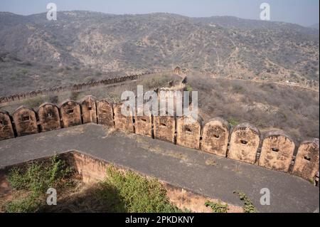 Extérieur et mur de fortification du fort Jaigarh situé sur Cheel ka Teela ou la colline des aigles de la chaîne Aravalli, il surplombe le fort Amer et le Th Banque D'Images