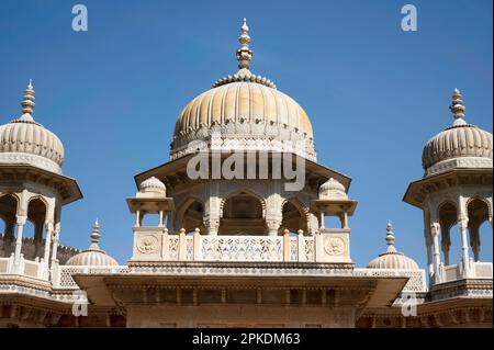 Gaitore Ki Chhatriyan, ce site présente des monuments funéraires traditionnels honorant les hommes royaux du passé, Maharaja Jai Singh II, le fondateur de Jaipur, Banque D'Images