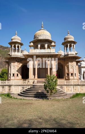 Gaitore Ki Chhatriyan, ce site présente des monuments funéraires traditionnels honorant les hommes royaux du passé, Maharaja Jai Singh II, le fondateur de Jaipur, Banque D'Images