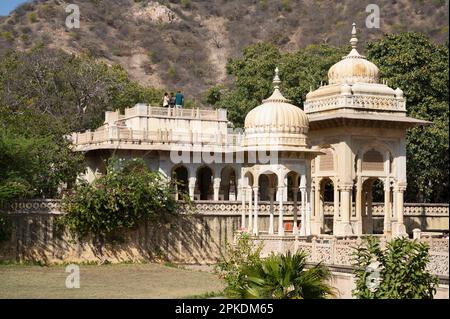 Gaitore Ki Chhatriyan, ce site présente des monuments funéraires traditionnels honorant les hommes royaux du passé, Maharaja Jai Singh II, le fondateur de Jaipur, Banque D'Images