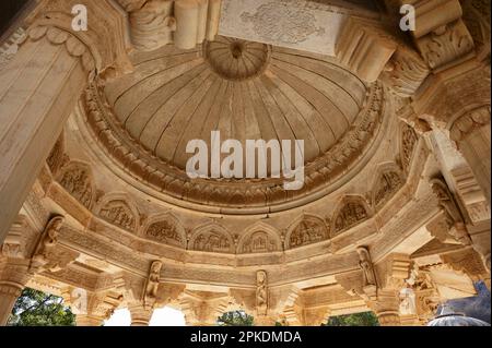 Gaitore Ki Chhatriyan, ce site présente des monuments funéraires traditionnels honorant les hommes royaux du passé, Maharaja Jai Singh II, le fondateur de Jaipur, Banque D'Images