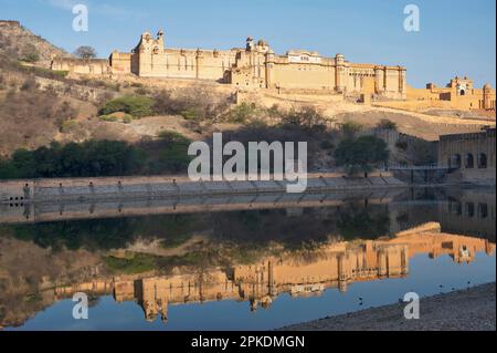 Fort Amber situé en haut d'une colline est connu pour ses éléments de style artistique, avec de grands remparts et une série de portes et de chemins pavés. Le fort se superpose Banque D'Images