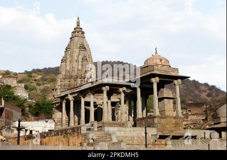 Ancien temple situé au pied du fort d'Amber, connu pour ses éléments de style artistique, avec de grands remparts et une série de portes et de chemins pavés. Banque D'Images