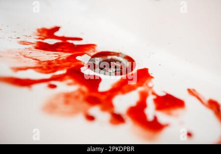 Beaucoup de taches de sang dans l'évier. Banque D'Images