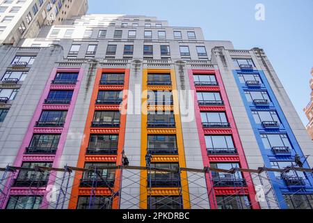 gratte-ciel de new york haut en couleur vue de la rue au sommet du bâtiment par temps clair et ensoleillé Banque D'Images