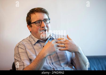Nicholas Trimble, conseiller de l'UUP, du conseil municipal de Lisburn & Castlereagh, fils de David Trimble, ancien premier ministre d'Irlande du Nord, au centre civique de l'île Lagan Valley, à Lisburn, avant le 25th anniversaire de l'Accord du Vendredi Saint. Banque D'Images