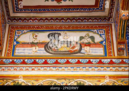 Peinture mythologique colorée sur le mur intérieur du musée Dr. Ramnath Podar Haveli, un musée du patrimoine culturel qui abrite le style de vie Rajasthani, Banque D'Images