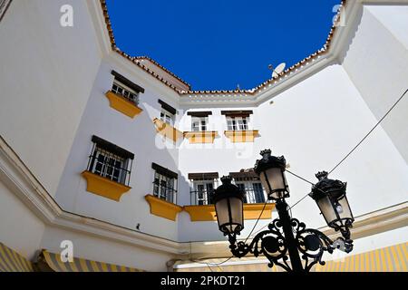 Malaga Benalmadena blanche paroi diagonale maison et feux de rue contre bleu profond ciel clair Banque D'Images