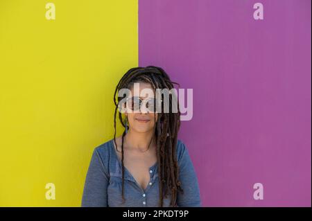 Femme avec des lunettes de soleil de près Banque D'Images