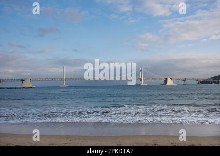 Pont suspendu de Gwangandaegyo ou pont de diamant et océan marin paysagé pour les coréens les voyageurs visitent Gwangalli et la plage de sable de Gwangan Banque D'Images