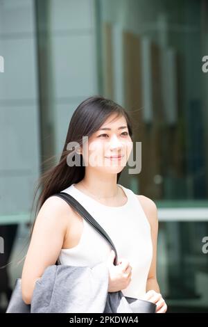 Femme sans manches marchant à l'extérieur Banque D'Images