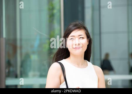 Femme sans manches marchant à l'extérieur Banque D'Images