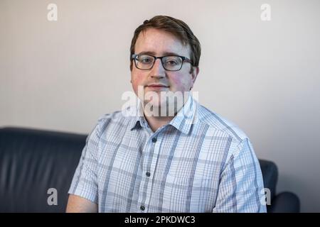 Nicholas Trimble, conseiller de l'UUP, du conseil municipal de Lisburn & Castlereagh, fils de David Trimble, ancien premier ministre d'Irlande du Nord, au centre civique de l'île Lagan Valley, à Lisburn, avant le 25th anniversaire de l'Accord du Vendredi Saint. Banque D'Images