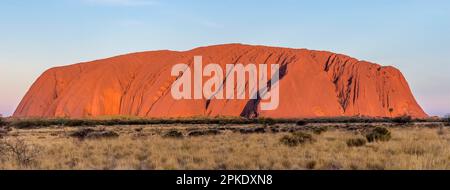 Vue en format bannière de la célèbre grande formation de grès d'Uluru, Ayers Rock, Australie Banque D'Images