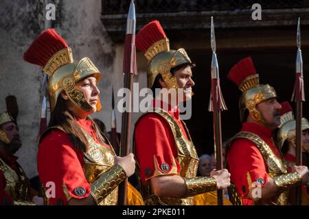 Verges, Espagne. 06th avril 2023. Les dirigeants sont vus parader pendant la procession de Verges. Défilé traditionnel de la semaine de Pâques à Verges (Gérone) avec les gère, une procession d'hommes et depuis deux ans maintenant, aussi des femmes, vêtues comme soldats armés romains. Pendant la procession à travers les rues de la ville, les soldats collectent les images religieuses pour les emmener à l'église. Crédit : SOPA Images Limited/Alamy Live News Banque D'Images