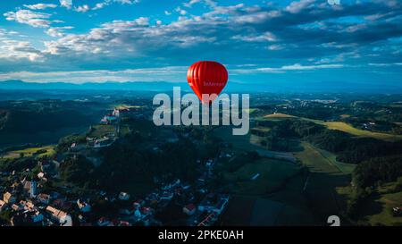 La forteresse majestueuse de Riegersburg : vue panoramique : Burg Riegersburg Banque D'Images