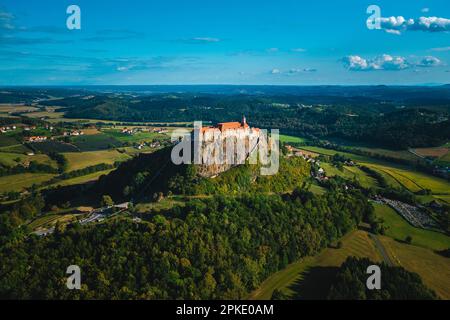 La forteresse majestueuse de Riegersburg : vue panoramique : Burg Riegersburg Banque D'Images