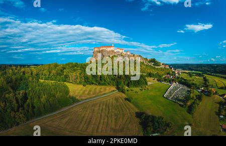 La forteresse majestueuse de Riegersburg : vue panoramique : Burg Riegersburg Banque D'Images