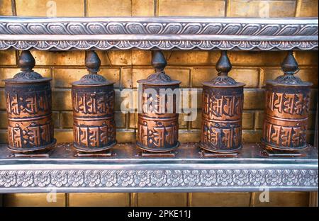 Bronze métal, mani, roues de prière à Boudhanath Stupa, site du patrimoine mondial de l'UNESCO, Katmandou, Népal, Asie, vue rapprochée Banque D'Images