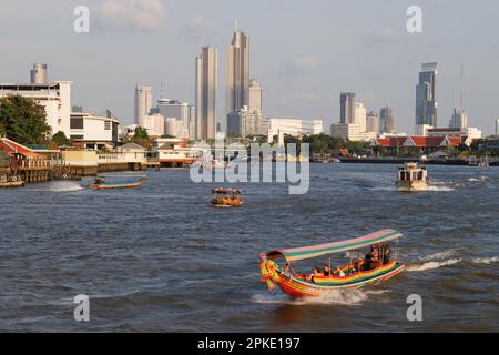 7 avril 2033 - Bangkok, Thaïlande : voyage touristique asiatique et européen en bateau traditionnel à longue queue au marché flottant dans la rivière Chao Phraya à Bangkok c Banque D'Images