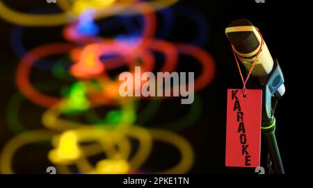 Microphone vintage sur scène avec pistes de bokeh Light. Karaoké, divertissement, concept de musique, gros plan tourné avec des boules de bokeh, bon espace de copie. Banque D'Images