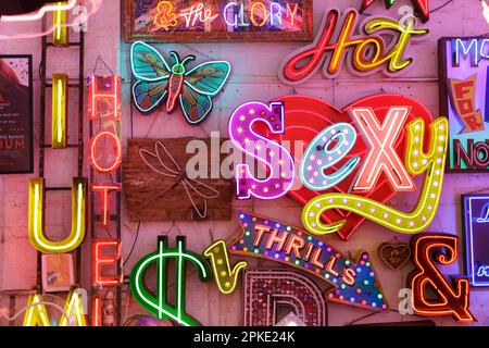 Chambre pleine de panneaux lumineux colorés au néon, Gods Own Junkyard, Londres, Royaume-Uni Banque D'Images