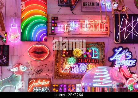 Chambre pleine de panneaux lumineux colorés au néon, Gods Own Junkyard, Londres, Royaume-Uni Banque D'Images