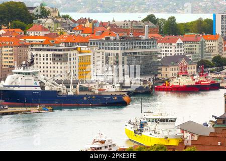 Bergen, Norvège - 30 juillet 2018 : vue aérienne sur la ville avec maisons traditionnelles colorées et port au coucher du soleil Banque D'Images