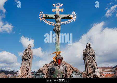 Crucifix sur les piétons seulement Pont Charles sur la Vltava rivière à Prague Banque D'Images