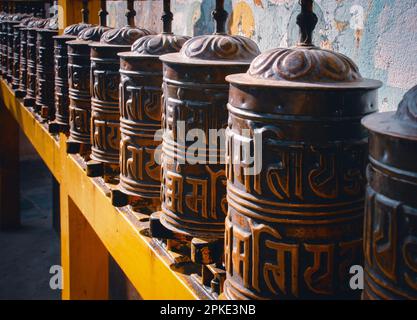 Bronze métal, mani, roues de prière à Boudhanath Stupa, site du patrimoine mondial de l'UNESCO, Katmandou, Népal, Asie, vue rapprochée Banque D'Images